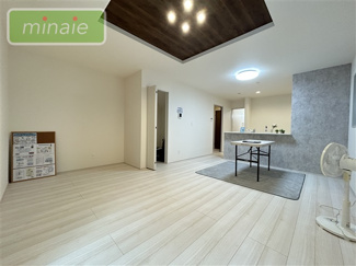 【居間・リビング】 | 小学校4分　並列2台駐車可　東菅野5　全4棟　1号棟 | 施工例