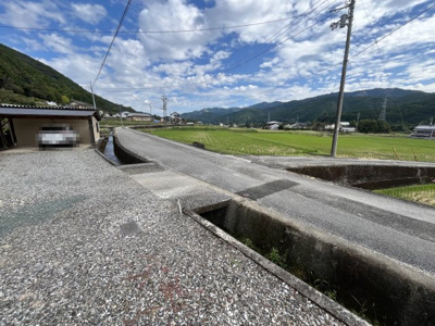 【駐車場】 | 中古一戸建　香美市香北町朴ノ木（囲炉裏のある家）