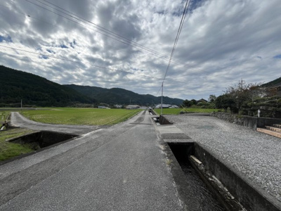【前面道路含む現地写真】 | 中古一戸建　香美市香北町朴ノ木（囲炉裏のある家）