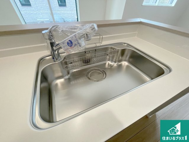 近江八幡市桜宮町　第1期　新築一戸建ての独立洗面台|清潔感のある洗面台です。フラットな鏡は掃除がしやすく毎日清潔！ホースは引き出して使えるので洗顔やお掃除の際に便利です！