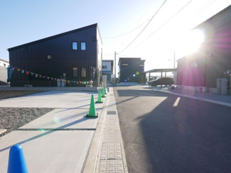 【前面道路含む現地写真】 | 前面道路は6ｍ　車庫入れも楽々