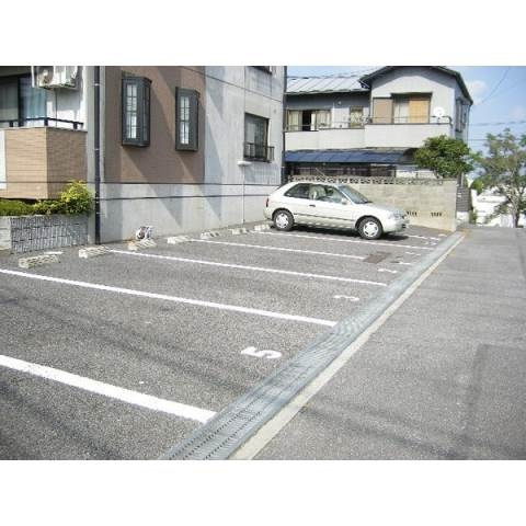 ビレッジ和志山一番館の駐車場