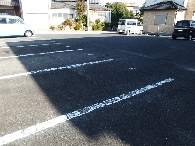 フォーブル真伝B棟の駐車場