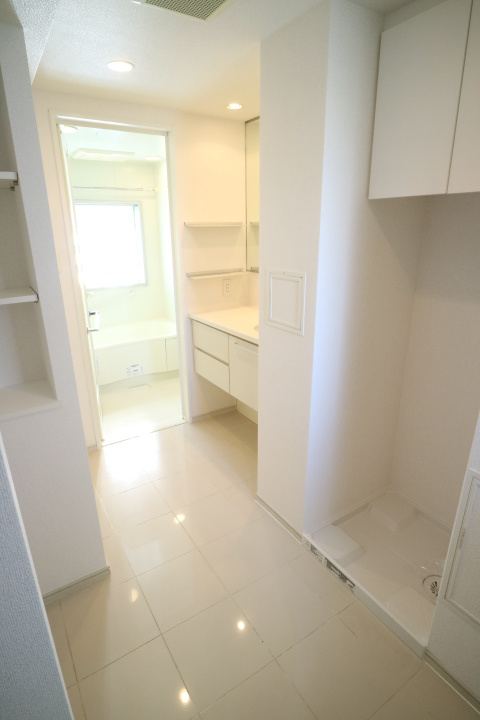 プライムアーバン四谷外苑東の内装|※参考写真　右手が室内洗濯機置場