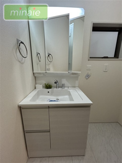 【独立洗面台】 | リビング19帖　パントリーからキッチンへ　東菅野5　全4棟　4号棟 | 施工例