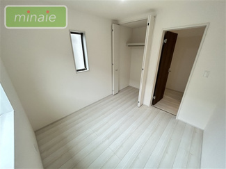 【洋室】 | リビング19帖　パントリーからキッチンへ　東菅野5　全4棟　4号棟 | 施工例