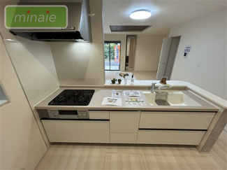 【キッチン】 | リビング19帖　パントリーからキッチンへ　東菅野5　全4棟　4号棟 | 施工例