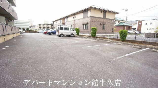 グランドセントレア８８８ Ａ・Ｂの駐車場