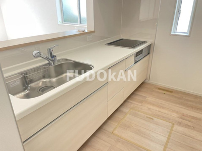 【キッチン】 | 山辺町山辺第12【新築建売】1号棟 | 広々ワイドなキッチンは料理がしやすく快適です。