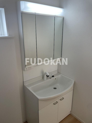 【独立洗面台】 | 山辺町山辺第12【新築建売】1号棟 | 三面鏡の洗面台は、スタイリッシュなだけでなく収納力もあります。