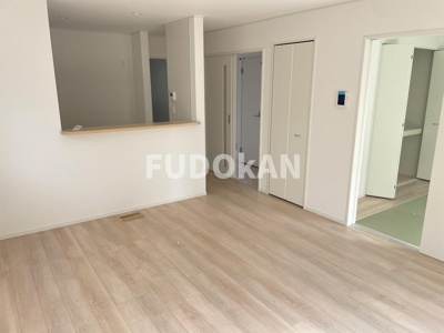 【居間・リビング】 | 山辺町山辺第12【新築建売】1号棟 | リビングは広々です。家族の団欒の場として家庭を包みます。