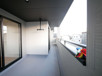 【バルコニー】 | 甲斐市下今井 オール電化新築全2棟 2棟 南道路 ラザ4分 | 屋根付きで広々としたインナーバルコニー