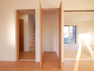 【収納】 | 甲斐市下今井 オール電化新築全2棟 2棟 南道路 ラザ4分 | あると便利なリビング収納