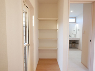 【収納】 | 甲斐市下今井 オール電化新築全2棟 2棟 南道路 ラザ4分 | キッチン脇の可動棚