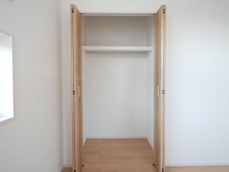 【収納】 | 甲斐市下今井 オール電化新築全2棟 2棟 南道路 ラザ4分 | 2階6.21帖洋室のクローゼット