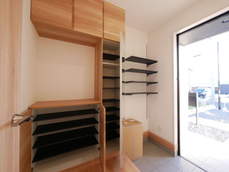 【玄関】 | 甲斐市下今井 オール電化新築全2棟 2棟 南道路 ラザ4分 | 収納バッチリの玄関　可動棚付き