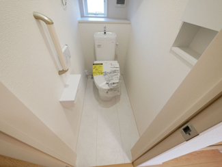 【トイレ】 | 甲斐市下今井 オール電化新築全2棟 2棟 南道路 ラザ4分 | 1階トイレ