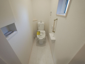 【トイレ】 | 甲斐市下今井 オール電化新築全2棟 2棟 南道路 ラザ4分 | 2階トイレ