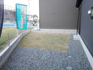 【庭】 | 甲斐市下今井 オール電化新築全2棟 2棟 南道路 ラザ4分 | 敷地北側のお庭　和室から出入り可能