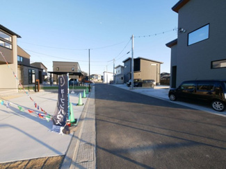 【前面道路含む現地写真】 | 甲斐市下今井 オール電化新築全2棟 2棟 南道路 ラザ4分 | 南側前面道路は6ｍ