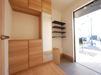 【玄関】 | 甲斐市下今井 オール電化新築全2棟 2棟 南道路 ラザ4分 | 可動棚・姿見付き下駄箱あり