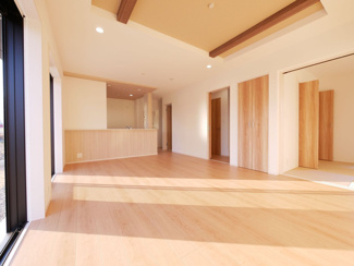 【居間・リビング】 | 甲斐市下今井 オール電化新築全2棟 2棟 南道路 ラザ4分 | 17.25帖の日当たりの良いLDK