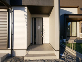 【玄関】 | 甲斐市下今井 オール電化新築全2棟 2棟 南道路 ラザ4分 | 庇付きで雨でも安心な玄関