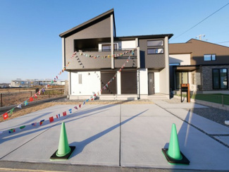 【外観】 | 南道路の日当たりの良さを是非ご見学にいらして下さい。