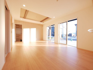 【居間・リビング】 | 甲斐市下今井 オール電化新築全2棟 2棟 南道路 ラザ4分 | 折り上げ天井で開放感のあるリビング　日当たり良好です。