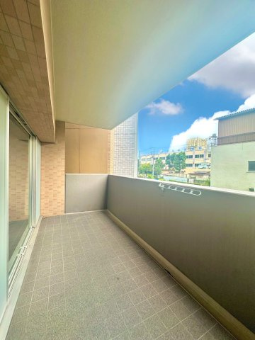 ゼファー四つ木ザナドゥ21のバルコニー|そよぐ風と広がる空が心地よく包み込み、日々の疲れをやさしく癒すバルコニー。朝の爽やかな光を浴び、夕暮れの穏やかな色合いに心がほどける、くつろぎのひとときをお届けします。