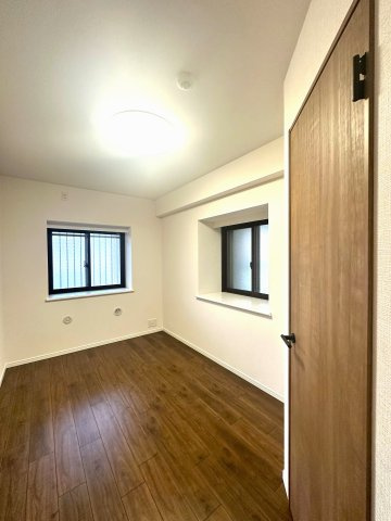 ゼファー四つ木ザナドゥ21の洋室|陽射しがやわらかく差し込む洋室は、日々の疲れを癒す静けさに包まれたプライベート空間。お気に入りの家具をどこに置こうか、思い描くだけで自然と笑顔がこぼれます。─そんな温もりと可能性に満ちた一部屋です。