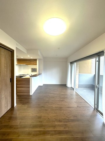 ゼファー四つ木ザナドゥ21の居間・リビング|空間の広がりと柔らかな採光に包まれたリビングダイニング。毎日の暮らしに“ちょっと特別”を感じさせてくれる、住まいの中心となる空間です。