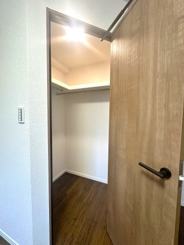 ゼファー四つ木ザナドゥ21の収納|収納力抜群のウォークインクローゼットが、お部屋をいつもすっきりと整えてくれます。見た目も美しく、生活感を上手に隠しながら、快適で居心地の良い空間を実現。日々の暮らしをもっと豊かに彩ります。