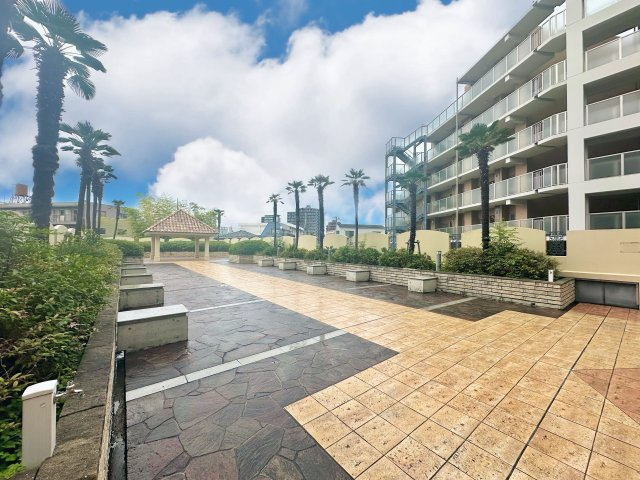 ゼファー四つ木ザナドゥ21の中庭|緑と空の広がりが、住まいに開放感とやすらぎをプラス。自然との距離がぐっと近づく中庭が、毎日をやさしく彩ります。