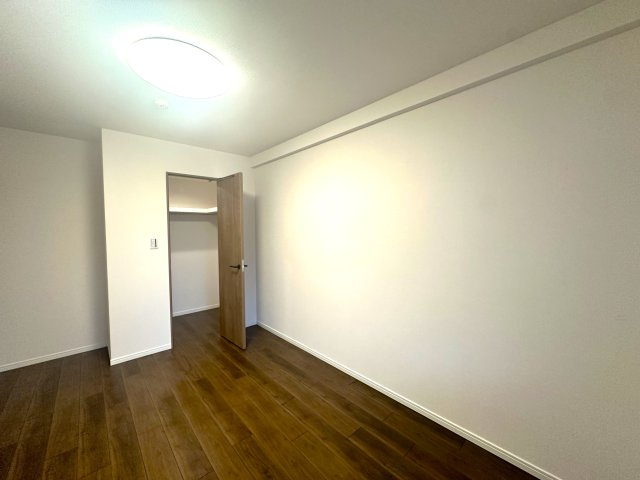 ゼファー四つ木ザナドゥ21の洋室|静かに流れる時間とやわらかな光のグラデーションに包まれる洋室。ここは暮らす人の感性をそっと受け止め、毎日を美しく彩る特別な空間です。