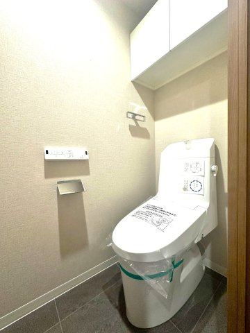 ゼファー四つ木ザナドゥ21のトイレ|最新設備を備えたトイレは、快適性とスタイリッシュさを兼ね備えた空間。清潔感のある美しい内装とすっきりとしたデザインが、暮らしに心地よさをプラス。清潔・快適・美しさが調和した、上質なトイレ空間です。