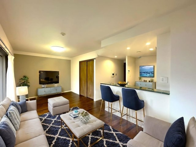 ゼファー四つ木ザナドゥ21の居間・リビング|たっぷりの光が差し込む広々リビングが、家族の笑顔と心地よい日常を育む特別な空間に。※CGによるバーチャル家具加工を施しております。