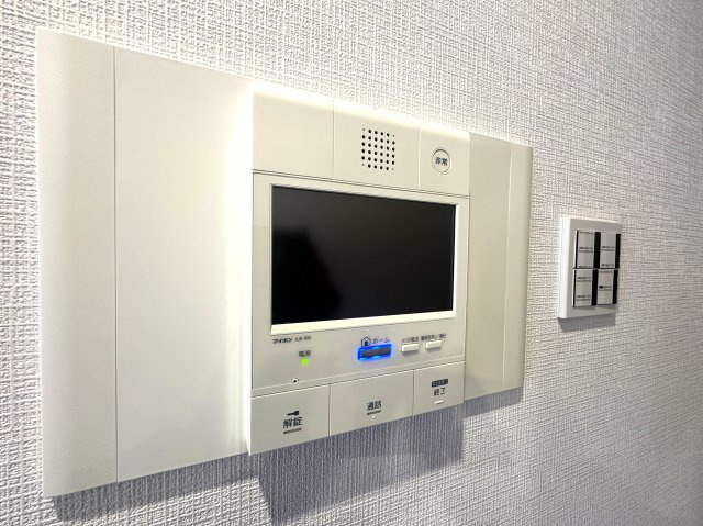 ゼファー四つ木ザナドゥ21の防犯設備|リビングから来訪者の姿をしっかり確認できるモニター付きインターホンは、防犯性はもちろん、急な来客にも安心して対応できる心強い設備。ご家族の安全と安心な暮らしをそっと支えてくれます。