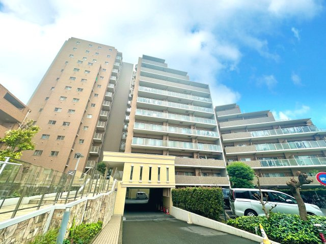 ゼファー四つ木ザナドゥ21の外観|控えめながらも洗練されたフォルムが、街並みに自然と溶け込みます。ほどよい高さと落ち着きのある佇まいが、住まう人に安心感と静かな誇りをもたらします。