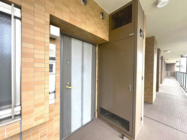 ゼファー四つ木ザナドゥ21のエントランス|上質感漂うエントランスが、家族の帰宅をやさしく迎え、日常をちょっと特別に彩ります。