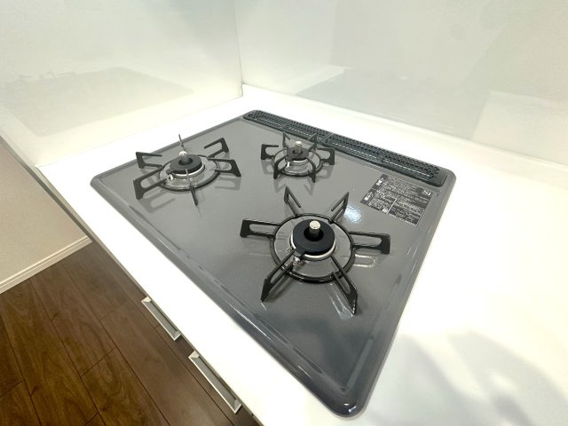 ゼファー四つ木ザナドゥ21のキッチン|3口ガスコンロで、同時調理もスムーズに進み、時間を有効に使えるのがうれしいポイント。炒め物、煮込み、汁物など、複数の料理を一度に作れるので、忙しい朝や夕食の準備も効率よく進みます。