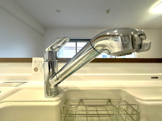 ゼファー四つ木ザナドゥ21のキッチン|浄水機能付きの水栓は、安心でおいしい水がすぐ使える便利な設備。ハンドシャワーで使い勝手もよく、毎日の家事が快適になります。使い勝手と衛生面を両立した設計が、毎日の家事に小さな心地よさと楽しさをプラス。