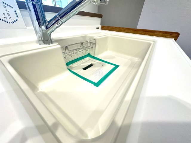 ゼファー四つ木ザナドゥ21のキッチン|人工大理石のシンクは天板とシンクが同じ素材の為、つなぎ目がなく汚れにくい造りになっております。