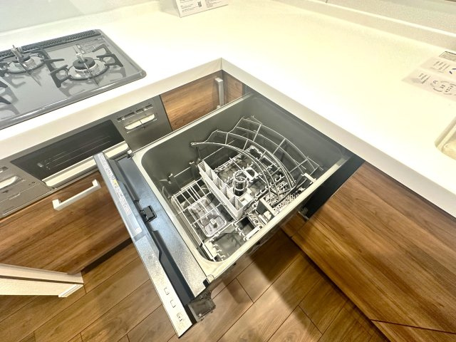 ゼファー四つ木ザナドゥ21のキッチン|面倒な後片付けは食洗機におまかせ。空いた時間には、ソファでテレビを観ながらゆったりひと息。家事の負担を減らして、毎日に小さな余裕と心地よさをもたらします。