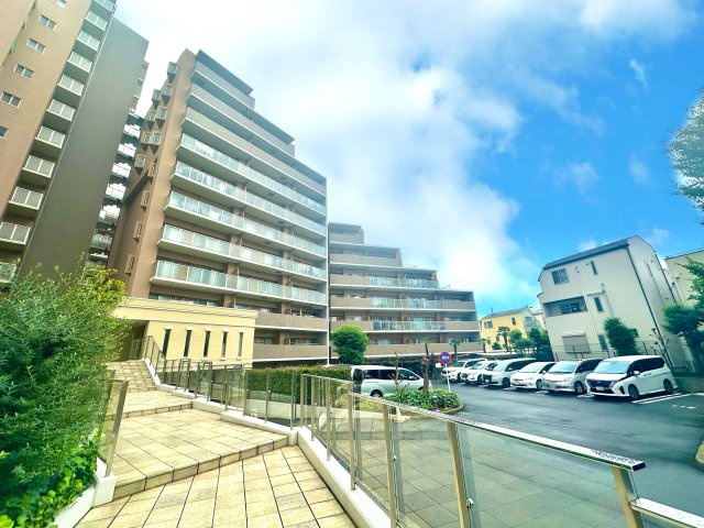 ゼファー四つ木ザナドゥ21の外観|洗練されたフォルムと落ち着いた色調が、街並みにやさしく溶け込む佇まい。帰るたびに、心がふっと和らぐ外観です。