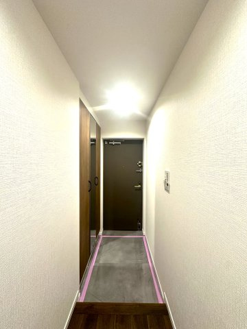 ゼファー四つ木ザナドゥ21の玄関|落ち着いたデザインと広々とした空間が調和する玄関は、住まう人を温かく迎え入れます。毎日の出発と帰宅を心地よく包み込み、日常に上質なひとときをもたらしてくれる場所です。