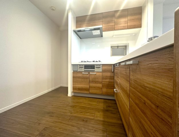 ゼファー四つ木ザナドゥ21のキッチン|毎日の料理が楽しくなる、機能的でスタイリッシュなキッチン。収納も豊富で、すっきりとした空間を保ちながら、家族との会話が自然と生まれる心地よい場所です。