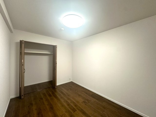 ゼファー四つ木ザナドゥ21の洋室|クローゼットを備えた機能的な洋室。収納力に優れ、すっきりと整った空間を保ちやすく、住まい全体の心地よさを高めてくれます。