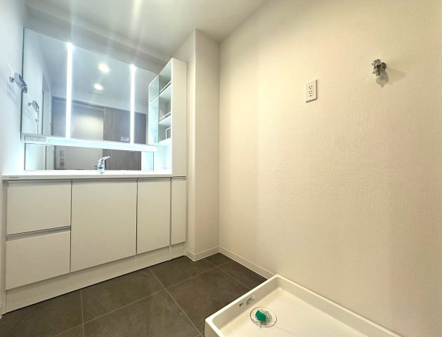 ゼファー四つ木ザナドゥ21の独立洗面台|明るい洗面スペースは、使いやすさを徹底的に追求した設計です。忙しい朝も快適に自然と笑顔がこぼれる心地よいひとときを叶えます。毎日の身支度がスムーズに整う、家族みんなに優しい空間です。