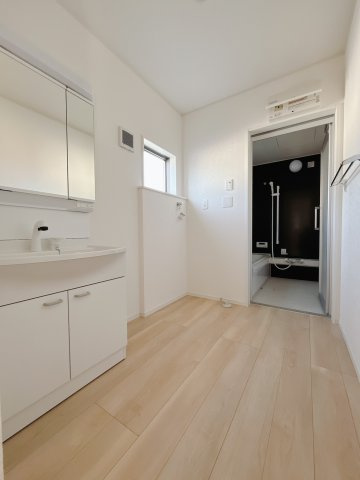 【新築戸建】上里町大御堂第4の独立洗面台|■洗面室（2号棟）｜洗濯機を置いてもゆとりある広さの洗面脱衣室です♪三面鏡の洗面化粧台なので身支度もしやすくおしゃれが好きな方にも嬉しい設計です♪窓があるので換気の際も楽ちんです♪